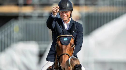 Jens Fredricson, parte della squadra svedese WC, allena i suoi cavalli facendo domande.