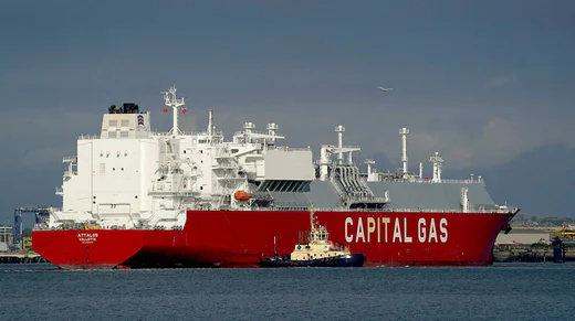 Una nave che trasporta gas naturale liquefatto arriva in un porto di East London, il 24 agosto 2022.