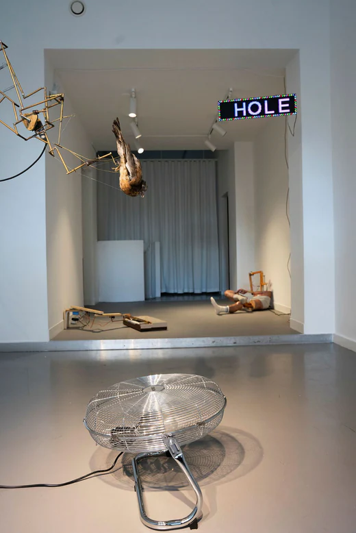 Una vista dalla Big Hole Gallery progettata da Tobias Bradford alla Saskia Neumann Gallery