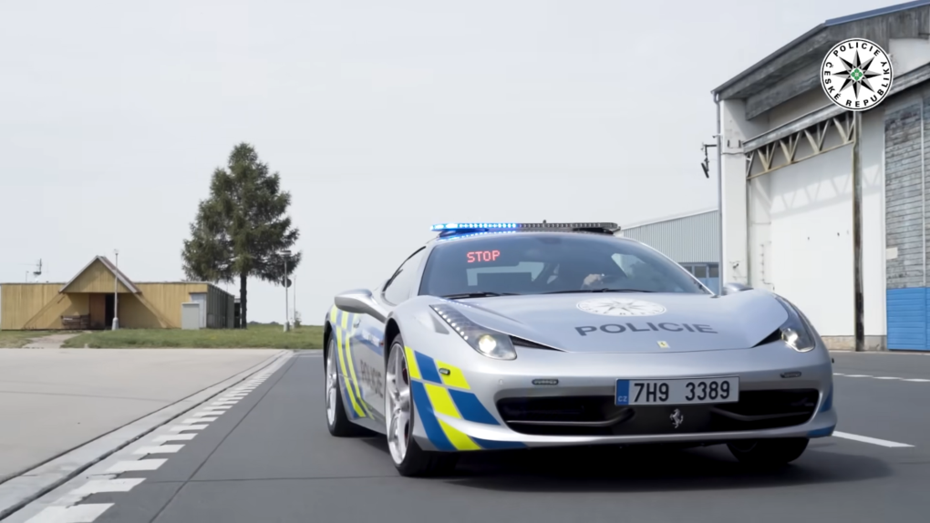 La polizia ha catturato una Ferrari - ora inseguiranno i criminali