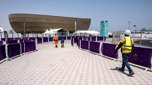 La situazione dei lavoratori espatriati in Qatar ha ricevuto grande attenzione prima dell'inizio della Coppa del Mondo.  Il paese è stato criticato per la mancanza di diritti umani per coloro che, tra l'altro, hanno costruito arene per WC.