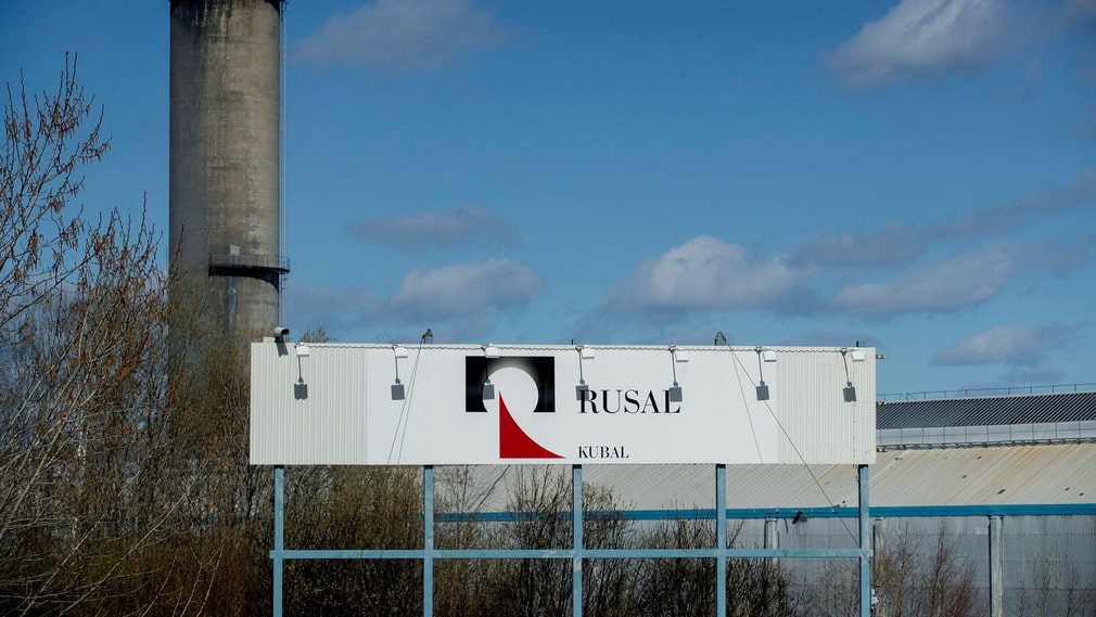 Copal a Sundsvall è di proprietà della società russa Rusal, di cui l'oligarca Oleg Deripaska è uno dei principali azionisti.