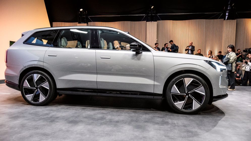 La nuova auto elettrica EX90 di Volvo Cars è stata presentata per la prima volta a novembre.  Ci vorrà fino alla fine del 2023 prima che inizi la produzione.