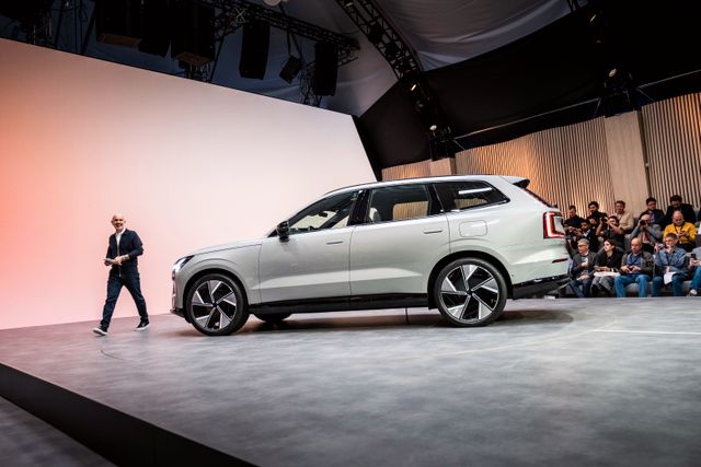 A novembre, il CEO di Volvo Cars Jim Rowan ha mostrato il nuovo modello di punta dell'azienda, l'auto elettrica EX90.