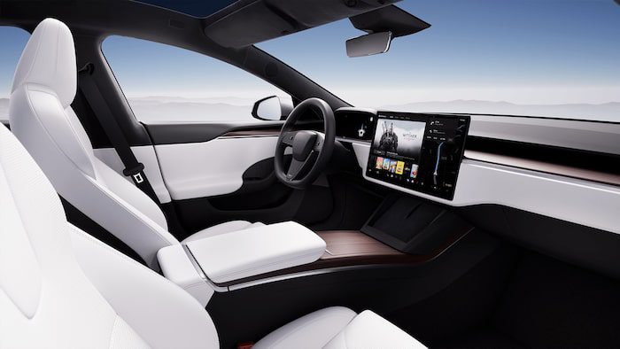 Tesla Model S con volante standard.