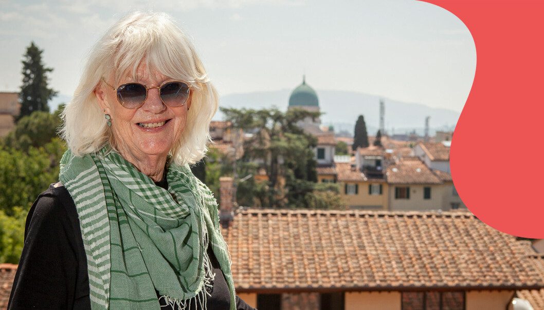 Agneta è in piedi con Florens sullo sfondo e guarda la telecamera con gli occhiali da sole.