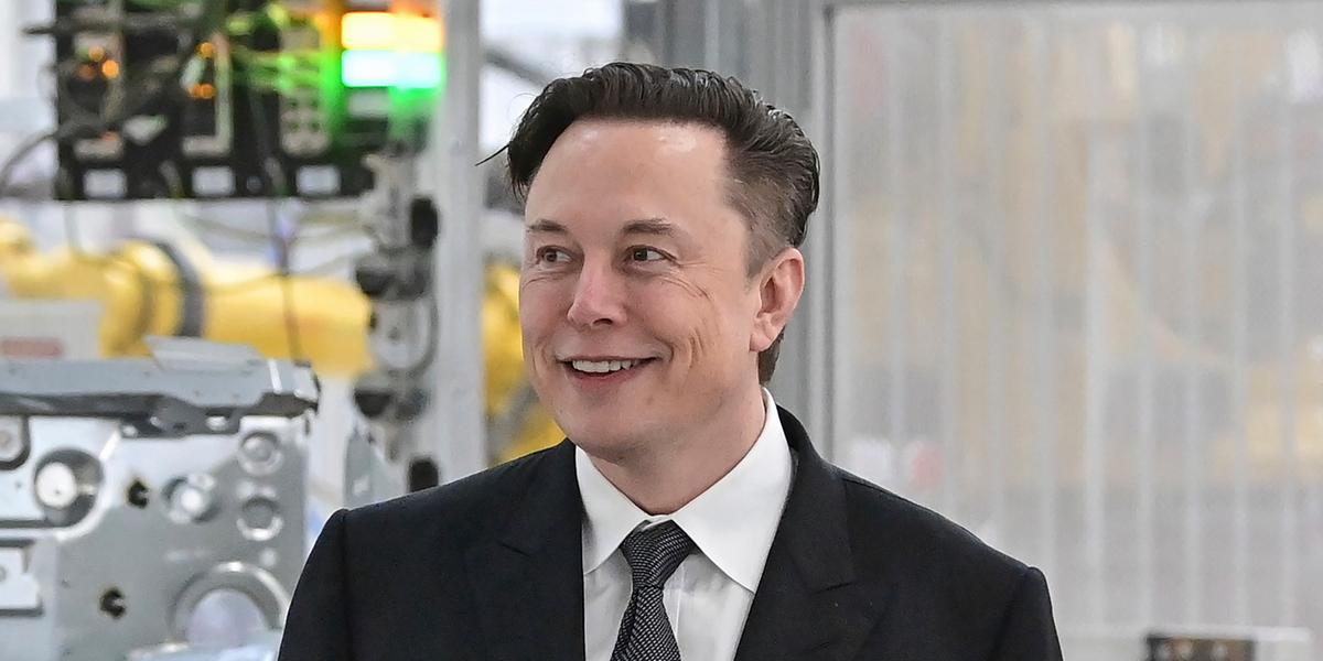 Il patrimonio netto di Elon Musk scende di 200 milioni

