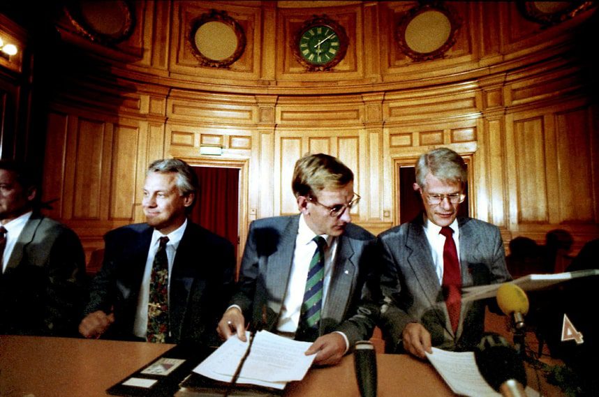 Quando scoppiò la crisi dei tassi d'interesse nel 1992, il governo borghese con l'opposizione socialdemocratica si stabilì su un pacchetto di crisi.  Olof Johansson (al centro), Bengt Westerberg (il mio partito), il primo ministro Karl Bildt (uomo) e Ingvar Karlsson (sud).