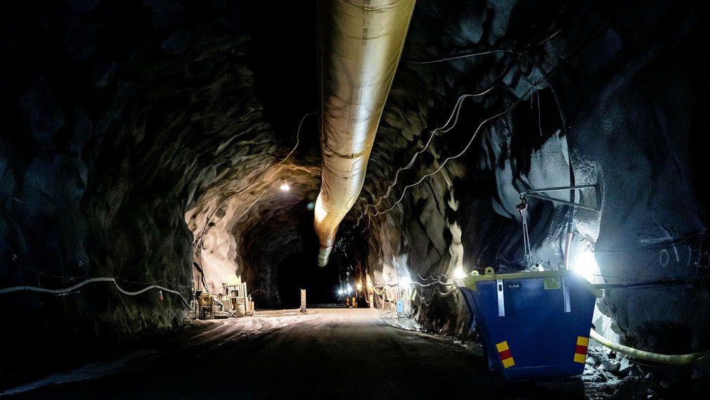 Uno dei tunnel di lavoro è stato fatto saltare per la costruzione del tunnel ferroviario Västlanken.  Questa foto è di Corsvagen.  Il contratto rivendicato riguarda un'altra parte del progetto.  La foto è stata scattata due anni fa.