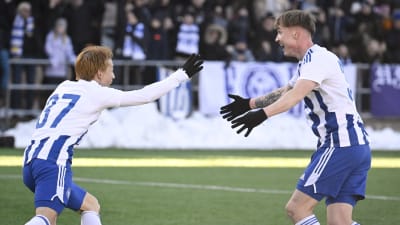 Atom e Maksim Stjopin festeggiano un gol per l'HJK.