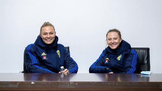 Fridolina Rulfo e Rebecca Blomqvist durante una riunione della nazionale lo scorso anno.  Sabato uno degli svedesi ha vinto la Champions League.