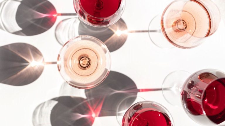 In alto: il miglior vino rosato in lattina di Systembolaget