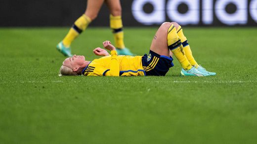 Caroline Seeger è stata costretta a dimettersi per la Coppa del Mondo contro la Norvegia ad aprile, durante un raduno della nazionale che è stato un ritorno da un infortunio al tallone.  Il motivo questa volta è stato un infortunio al polpaccio, ma ora il capitano è tornato.