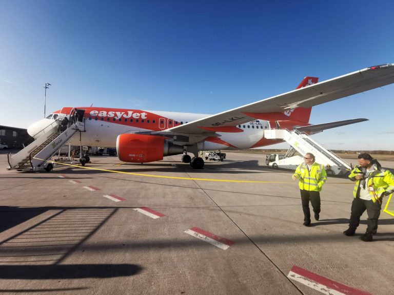 Lo sciopero dei controllori di volo costringe EasyJet a cancellare 1.700 voli