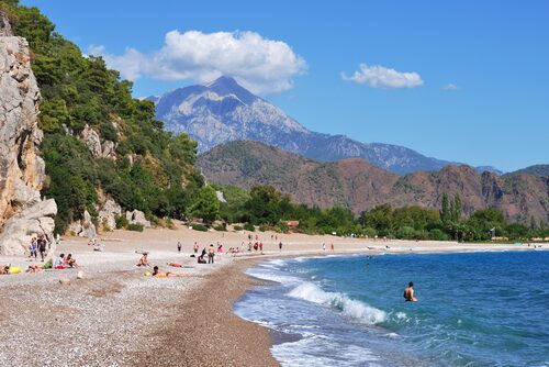 La bellissima Olympus è una spiaggia di ciottoli a poco più di un'ora di autobus dal centro.