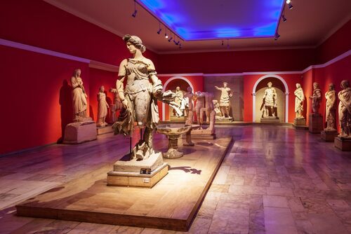 Il Museo di Antalya è uno dei più grandi musei della Turchia con 13 sale espositive e 5.000 opere d'arte.