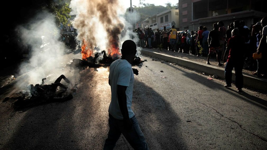 Ad aprile, un gruppo di sospetti membri di una banda li ha attaccati e incendiati in una strada aperta a Port-au-Prince.