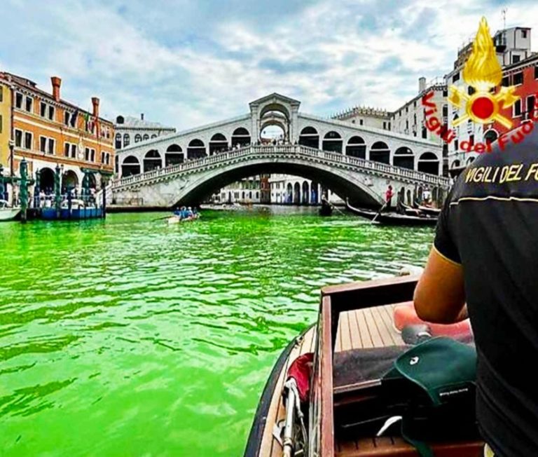 Venezia segreta con canali verdi