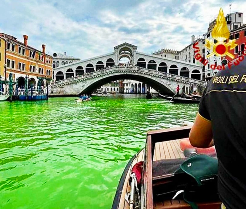 Venezia segreta con canali verdi