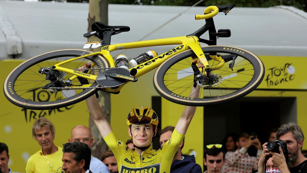 Il danese Jonas Vinggaard festeggia la vittoria del Tour de France.