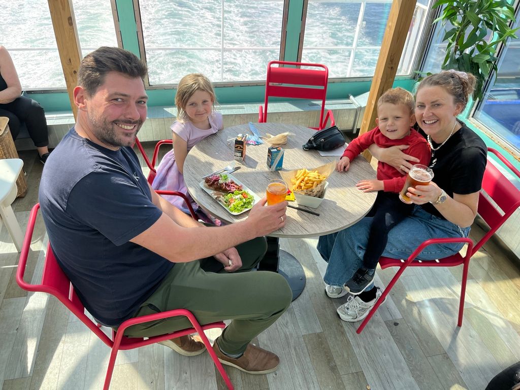 Vacanza in Svezia.  I Bovberg con padre Henrik, madre Jett e i figli Victoria e Cornelius hanno brindato alla vacanza in barca verso Göteborg e il vicino paese blu e giallo. 