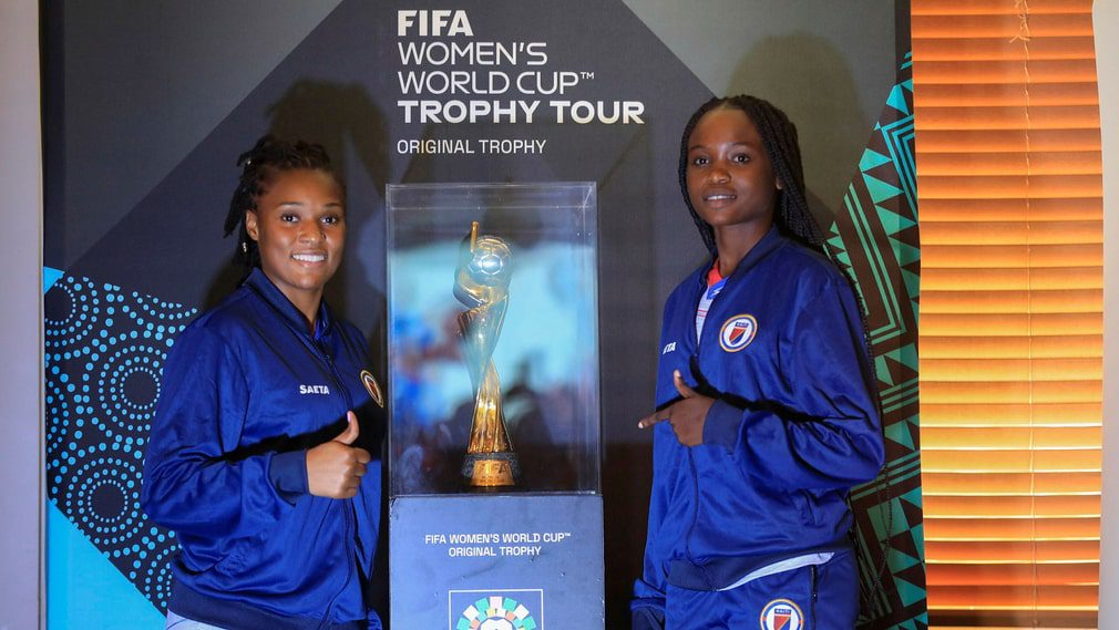Il portiere di Haiti Kerle Theos, a sinistra, si trova accanto alla Coppa del Mondo con il compagno di squadra Estrikov Joseph.