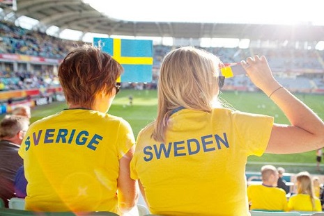 Två svenska fotbollsfans - heja på Sverige på Werners Bistro på söndag!