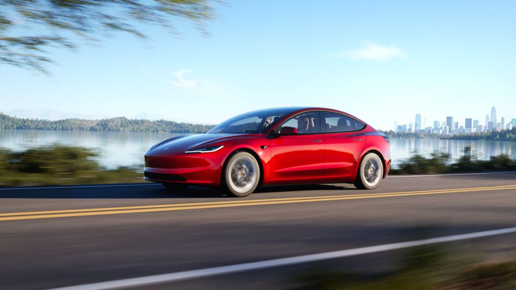 Ecco la nuova Tesla Model 3: autonomia più lunga e più silenziosa: è tutta una questione di auto elettriche
