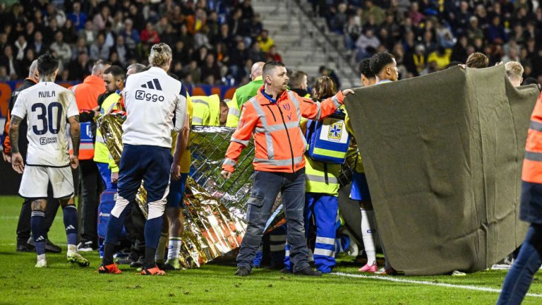 Scene horror nella Lega calcio olandese: i giocatori piangono mentre trasportano il portiere privo di sensi su una barella – Sport – svenska.yle.fi