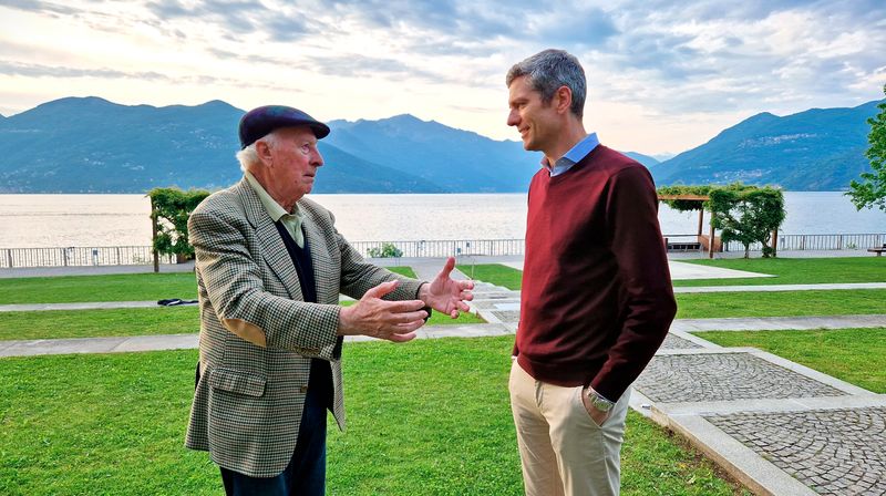 Am Lago Maggiore Ingo Zamperoni (a destra) ha parlato con suo padre Gianni dell'attuale governo in Italia.