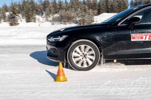 Il nostro test di frenata su ghiaccio a 80 km/h ha dimostrato che quando un pneumatico invernale nordico senza chiodi ha fermato l'auto, l'auto con pneumatici quattro stagioni è passata a 50 km/h.  Lo spazio di frenata è stato più lungo di circa 60 metri.