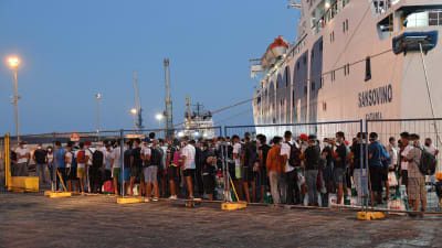 Martedì, 200 migranti provenienti da Lampedusa sono arrivati ​​a Porto Empedosi in Sicilia.  