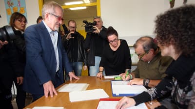 Il presidente della Lombardia Roberto Maroni ha votato nel referendum da lui stesso indetto per chiedere maggiore autonomia alla regione.