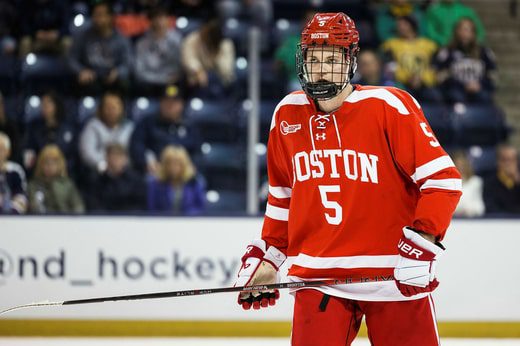 Tom Wilander indossa un abito rosso e bianco della Boston University.  Non ha ancora deciso quale specializzazione vuole studiare, ma dovrebbe iniziare a prendere la decisione solo nel prossimo semestre.