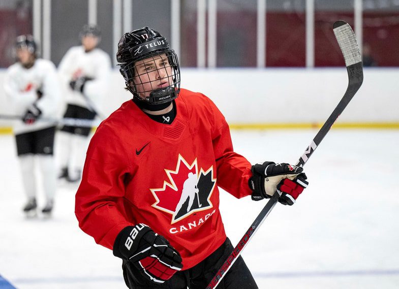 Il super talento MacLean Celebrini durante un allenamento con la squadra canadese a Limhamn prima dei Campionati del Mondo Junior.