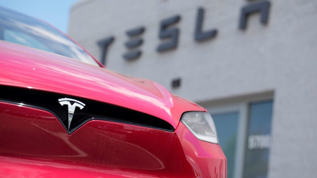 Tesla non ha mai introdotto le auto a guida autonoma e ora è stata denunciata