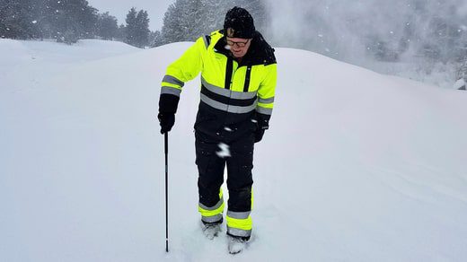 Lars Thoresson misura l'altezza della neve nella parte più lontana di una pista da sci a Saltsjöbaden.