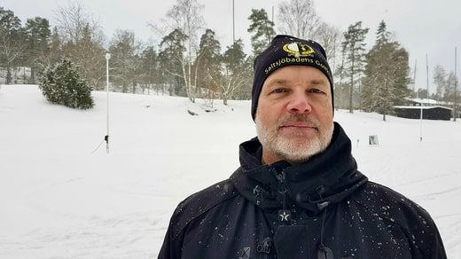 Rohan Vikström conta 800 titolari di abbonamenti annuali unici e circa 10.000 visitatori giornalieri ogni stagione sulle piste da sci di Saltsjöbaden.  Copre parte dei costi dell'operazione.
