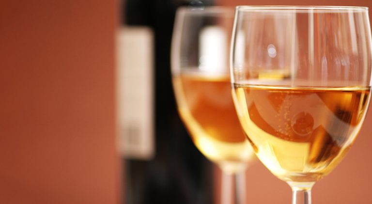 Lascia che il vino muscolare incontri il cavolo