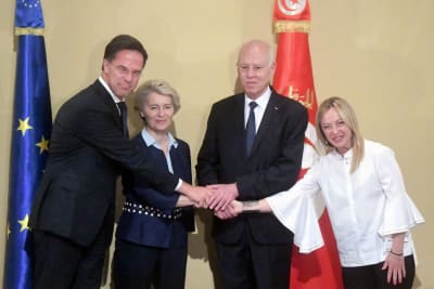 I leader europei e il presidente tunisino in una foto di gruppo.