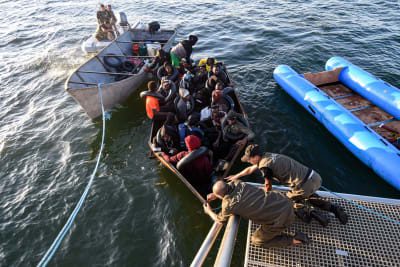 Migranti provenienti dai paesi sub-sahariani vengono salvati dalla Guardia nazionale tunisina nel Mar Mediterraneo, fuori dalla città tunisina di Sfax. 