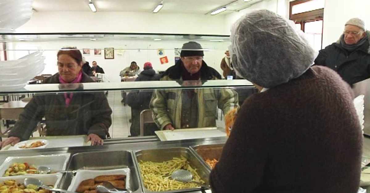  In Italia le file per il pane sono lunghe  straniero

