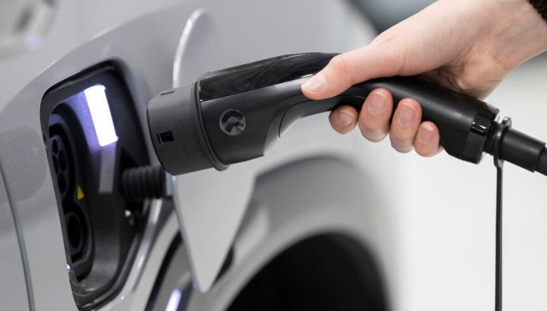 Le auto elettriche usate continuano a perdere valore