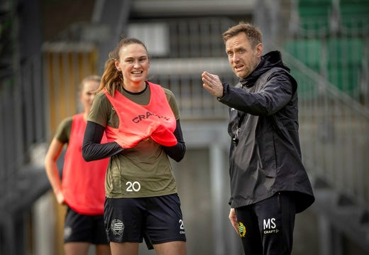 L'allenatore dell'Hammarby Martin Sjogren in conversazione con il centrocampista norvegese Vjeld Haasund.