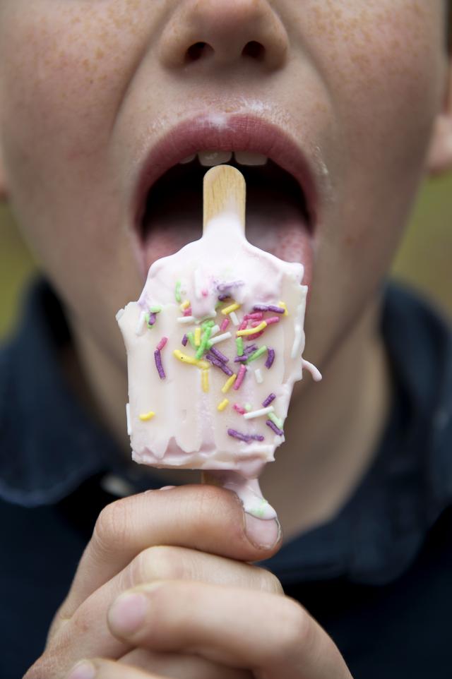 Dove dovresti mettere il bastoncino di legno quando mangi il gelato?