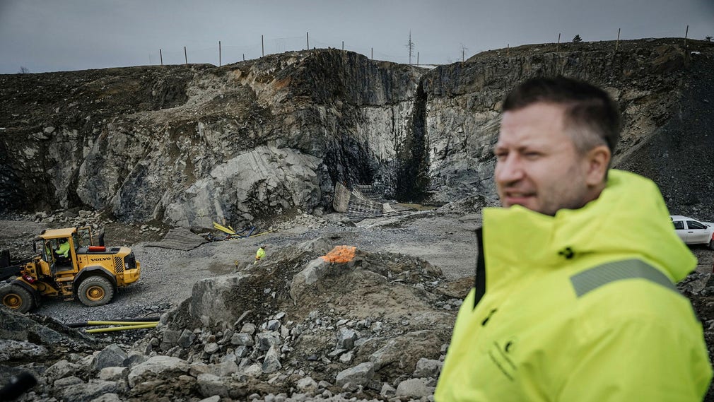 Dietro Frederik Bergstein si vede la parete rocciosa dove sarebbe stato scavato il buco che conduceva al minerale nella miniera.