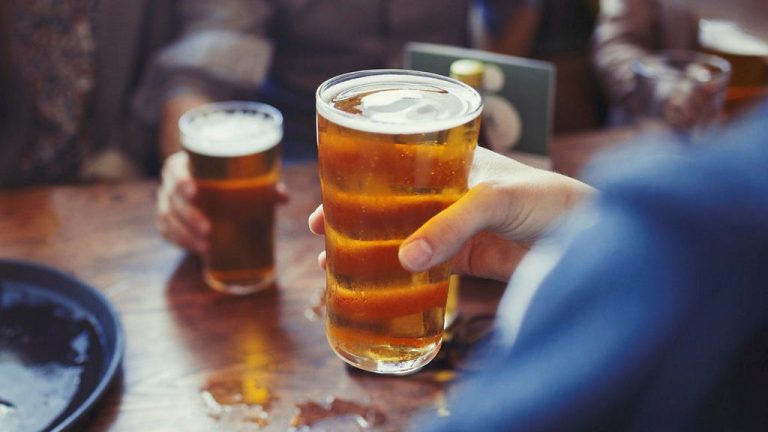 I pub britannici non riempiono i bicchieri di birra: il consumatore viene derubato della birra