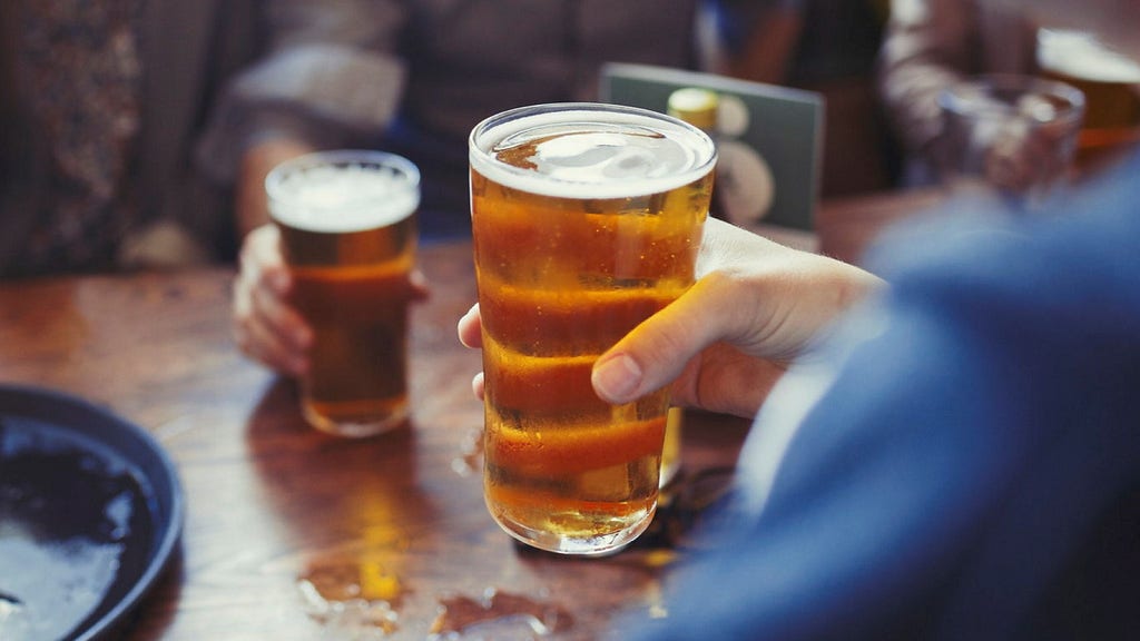 I pub britannici non riempiono i bicchieri di birra: il consumatore viene derubato della birra

