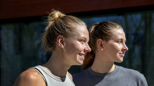 La sessione di allenamento mattutina è terminata.  Louise e Sophie Hansson si godono il sole che è arrivato a Stoccolma.