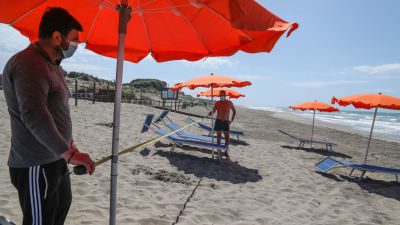 Si sta preparando la spiaggia per l'estate a Capocuta vicino Roma.